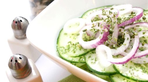 Огуречный салат с красным луком, укропом и сметаной по‑гречески