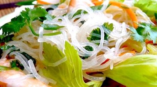 Азиатский салат из лапши с креветками
