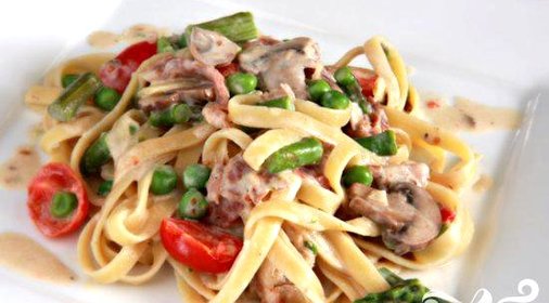 Феттучини со спаржей, зеленым горошком и ветчиной