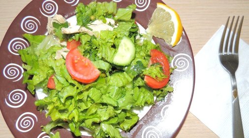 Весенний салат с куриной грудкой