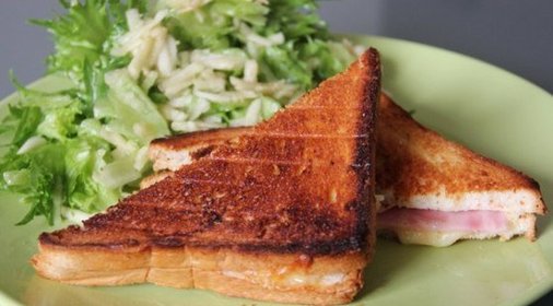 Croque-monsieur с салатом из зеленого яблока к завтраку