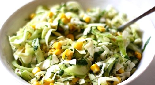 Салат с капустой, огурцами и кукурузой