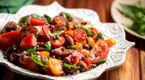 Салат из помидоров с оливками и каперсами от Резы