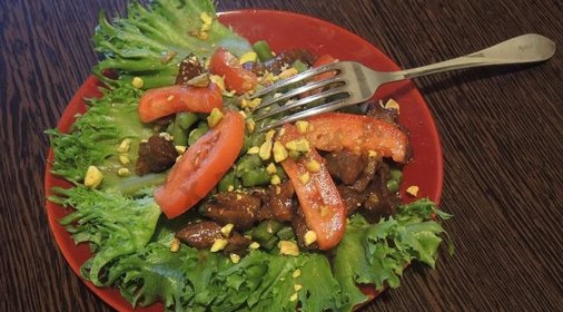 Салат теплый с говядиной и овощами