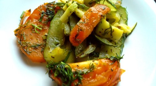 Теплый салат из овощей с молодым картофелем