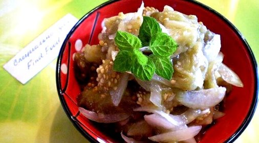 Баклажановый салат с луком и горчицей