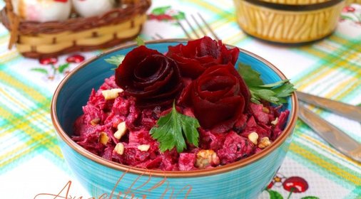 Салат с курицей, свеклой и черносливом