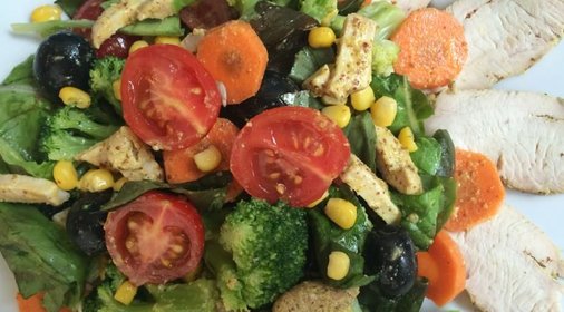 Яркий и легкий летний салат с индейкой и брокколи