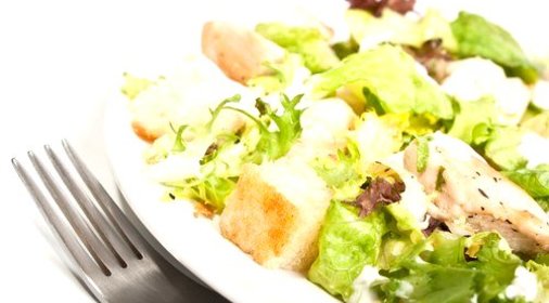 Салат из куриной печени с чесночными сухариками