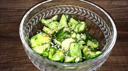 Огуречный салат с кунжутом