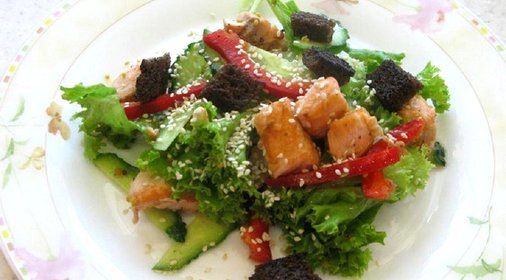 Салат с жареной семгой