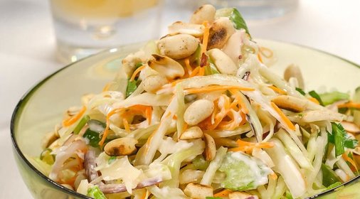 Салат Колслоу с арахисом