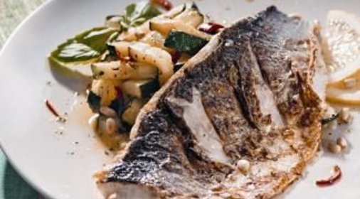 Жареная рыба с салатом из цукини