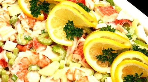 Крабовый салат с креветками и сельдереем