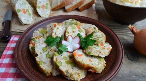 Колбаса домашняя с морковью и горошком