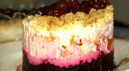 Салат с брусникой слоёный