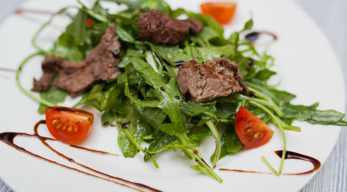 Теплый салат страчетти из говядины-гриль