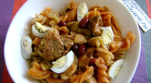 Теплый салат с макаронами и свининой