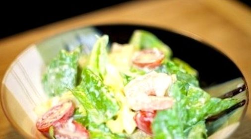 Салат с креветками и ананасами