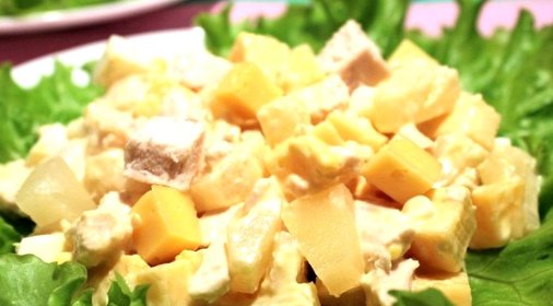 Салат с копчёной курицей и ананасами