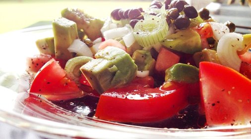 Салат из авокадо, помидоров и каперсов