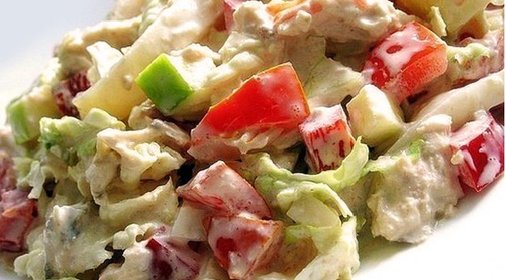 Салат из пекинской капусты с овощами и куриной грудкой