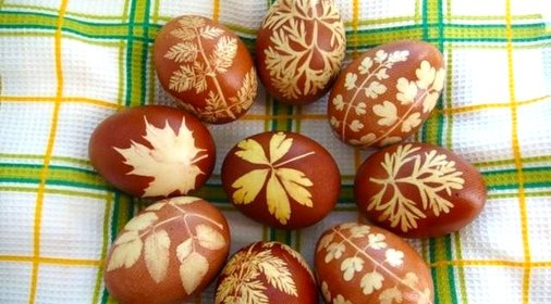 Пасхальные крашеные яйца