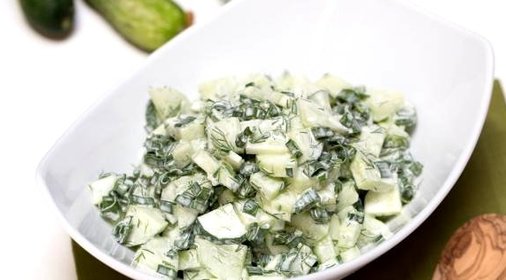 Салат из огурцов и зелени