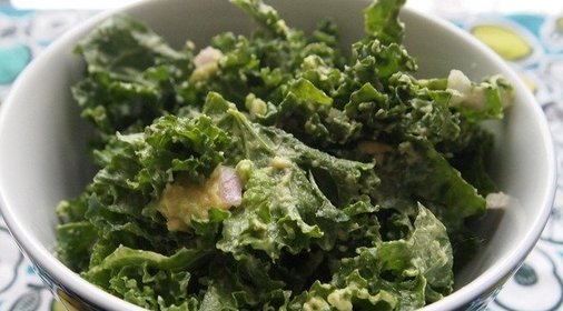 Салат с капустой кале и авокадо