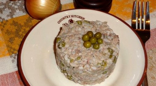 Простой салат с консервами рыбными
