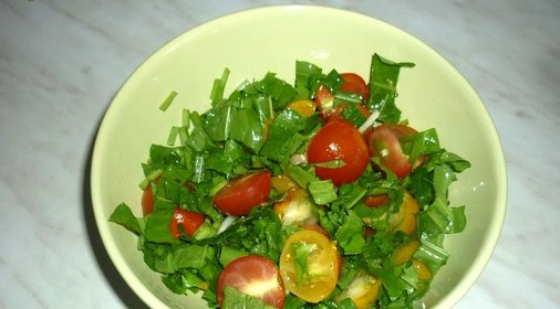 Салат с черри и щавелем