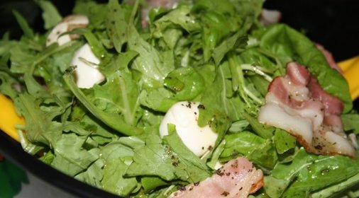 Легкий салат с руколой, моцареллой и беконом