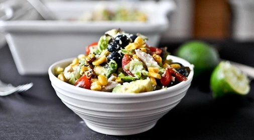 Летний салат с черникой и авокадо