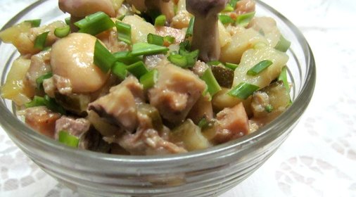 Фасолевый салат с курицей и грибами