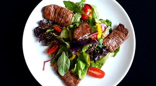 Овощной шеф-салат с говядиной с заправкой из 10 ингредиентов