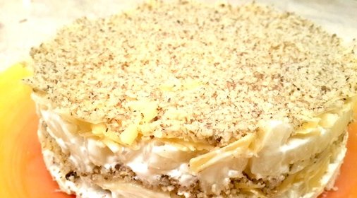 Салат с курицей, ананасами и грецкими орехами