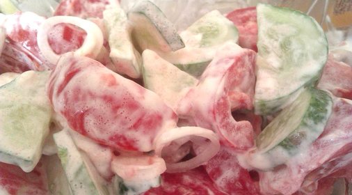 Простой овощной салат со сметаной