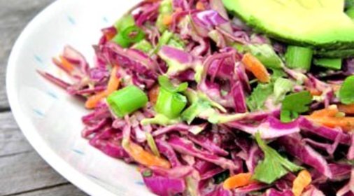 Салат из краснокочанной капусты, авокадо, сельдерея и огурцов