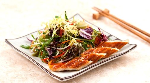 Микс салат с водорослями чука и жареным угрем унаги