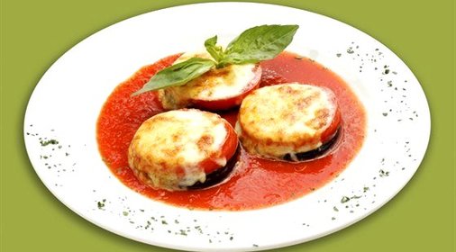 Салат из слегка поджаренных баклажанов и запеченных помидоров с сыром фета