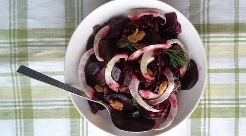 Запеченая свекла с орехами и изюмом