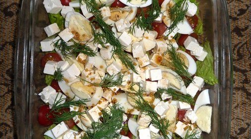 Зеленый салат с черри, яйцами и сыром