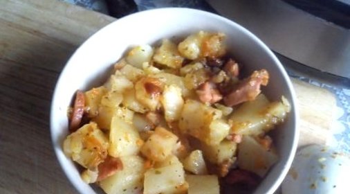 Картофель с сосисками в мультиварке