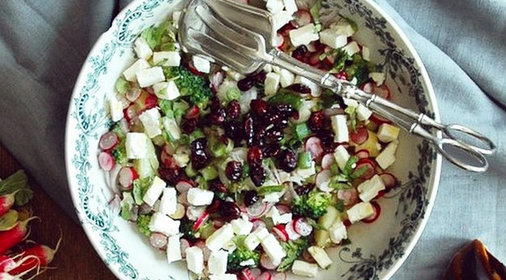 Салат с картофелем, брокколи и сушеной клюквой