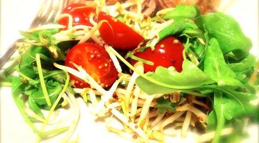 Салат из помидоров черри, проростков сои и рукколы с пикантным сладковатым соусом