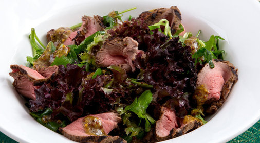 Классический ростбиф с миксом салатов и горчичной заправкой