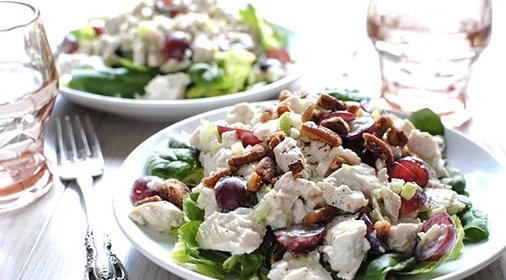Cалат пикантный с курицей и шампиньонами