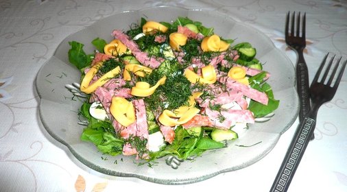 Сытный салат с копченой колбаской