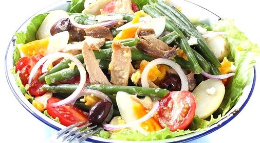 Салат нисуаз со свежим тунцом, каперсами и анчоусами