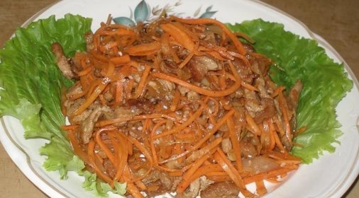 Салат из моркови со свининой